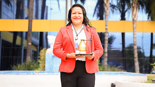 Obtiene Premio Mujeres en la Ciencia por investigación sobre abejas mexicanas